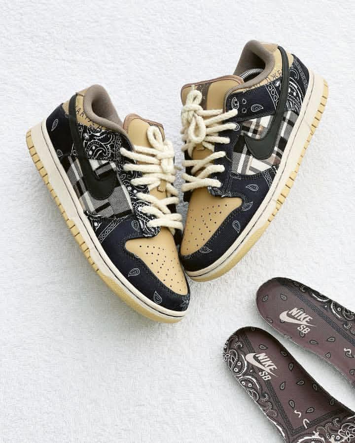 NiKE SB Dunk Low Travis scott