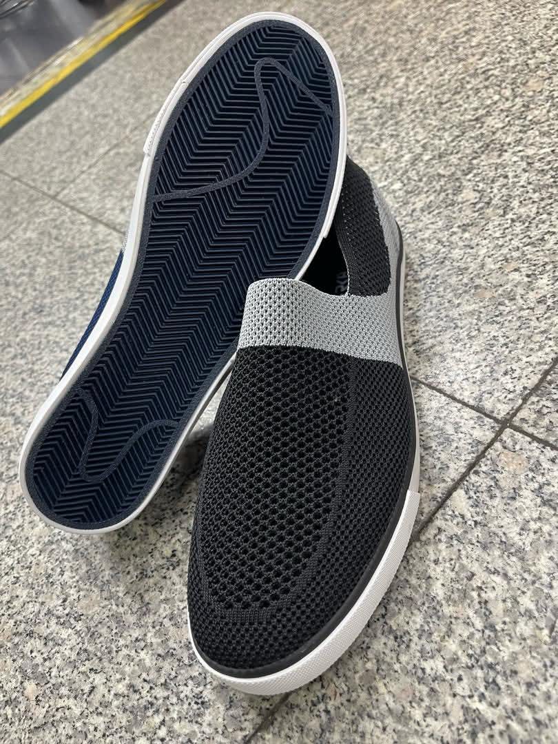 chaussures slip-on en maille décontractées (ou baskets sans lacets).