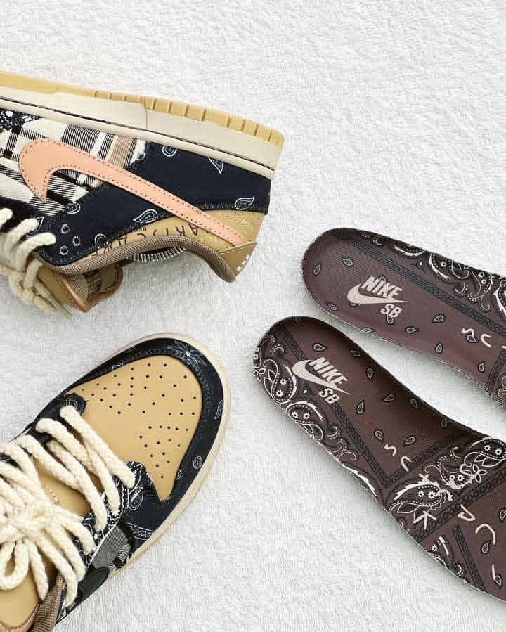 NiKE SB Dunk Low Travis scott