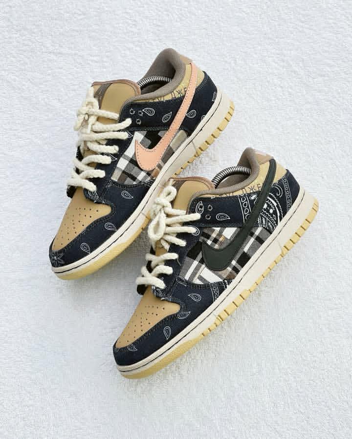 NiKE SB Dunk Low Travis scott
