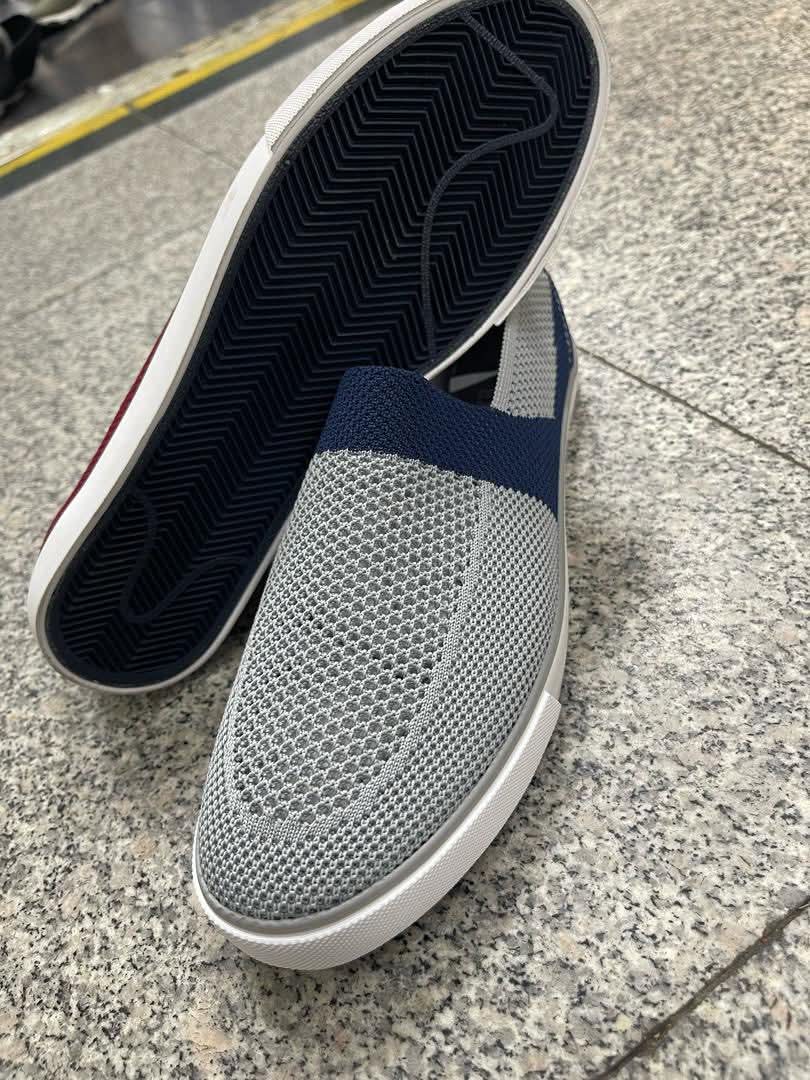 chaussures slip-on en maille décontractées (ou baskets sans lacets).