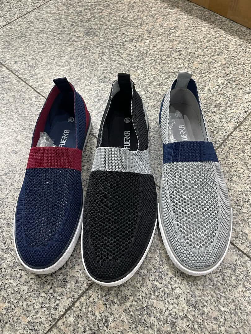 chaussures slip-on en maille décontractées (ou baskets sans lacets).